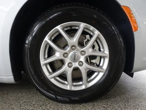 Used 2024 Chrysler Pacifica Touring-L FWD image 27