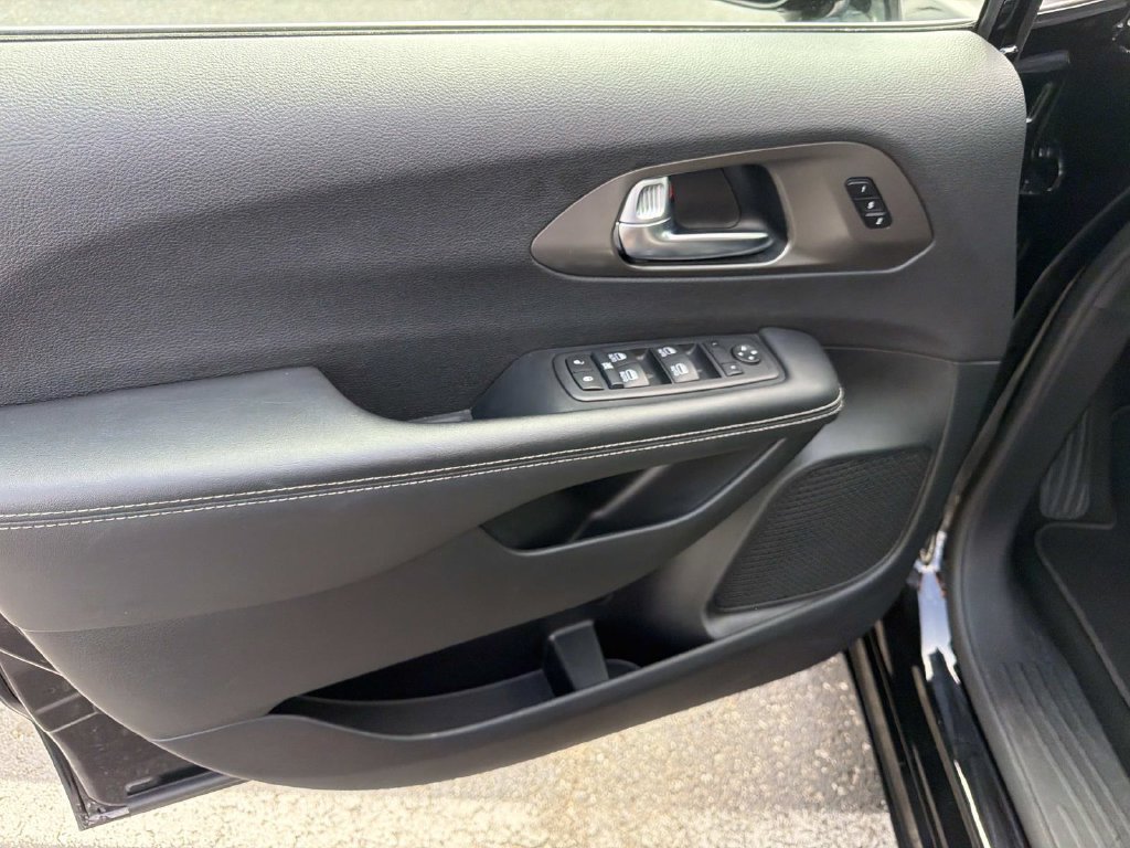 Used 2025 Chrysler Pacifica Select FWD image 18