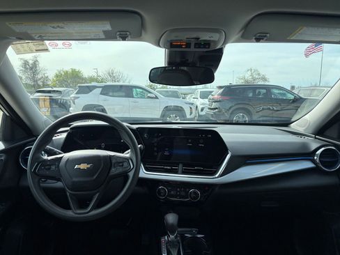 Used 2025 Chevrolet Trax LT image 32