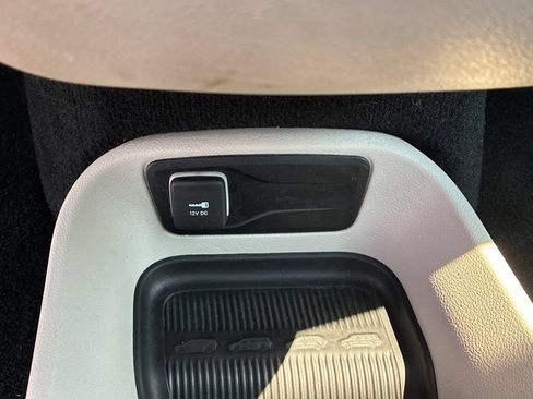 Used 2024 Chrysler Pacifica Touring-L FWD image 32