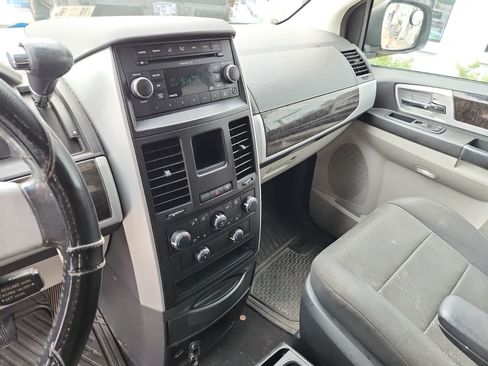 Used 2009 Dodge Grand Caravan SXT FWD image 10