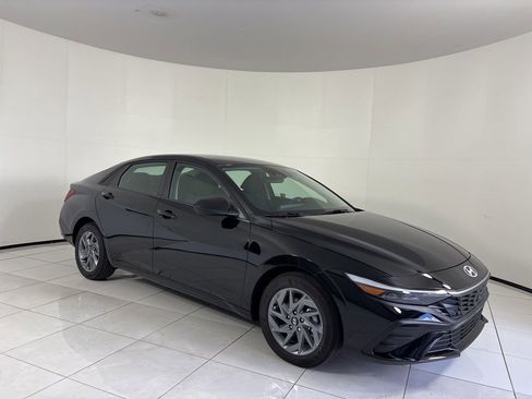 Used 2025 Hyundai Elantra Hybrid FWD image 7