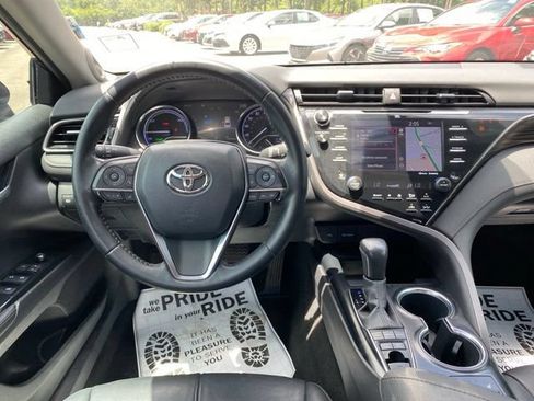 Used 2020 Toyota Camry XLE w/ Sunroof Package FWD image 6