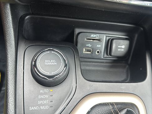 Used 2018 Jeep Cherokee Limited AWD/4WD image 37