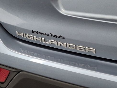 Used 2021 Toyota Highlander XLE AWD/4WD image 24