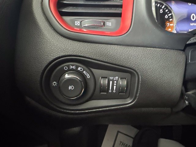 Used 2016 Jeep Renegade Trailhawk w/ Premium Trailhawk Package AWD/4WD image 19