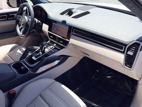 Certified 2023 Porsche Cayenne Turbo AWD/4WD image 25