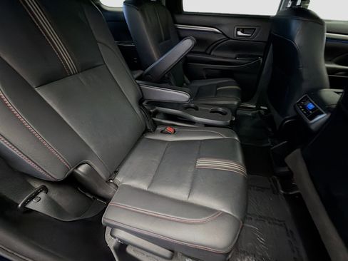 Used 2019 Toyota Highlander SE FWD image 14
