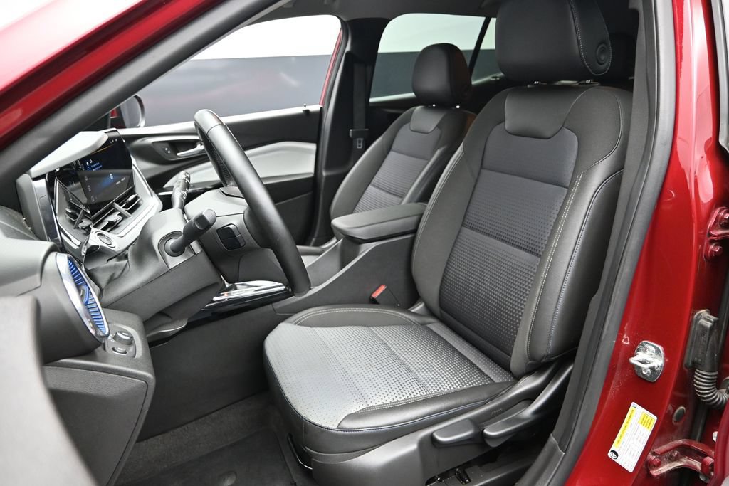 Used 2025 Chevrolet Trax LT w/ LT Convenience Package FWD image 21