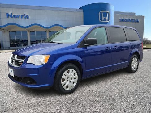 Used 2018 Dodge Grand Caravan SE w/ UConnect Hands-Free Group FWD image 2