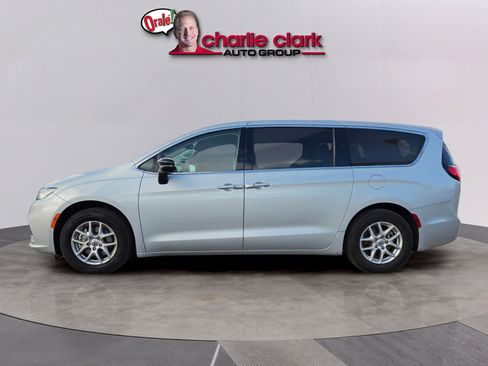 Used 2024 Chrysler Pacifica Touring-L FWD image 2