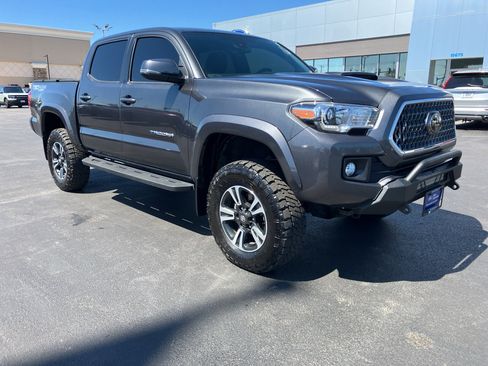 Used 2018 Toyota Tacoma TRD Sport image 10