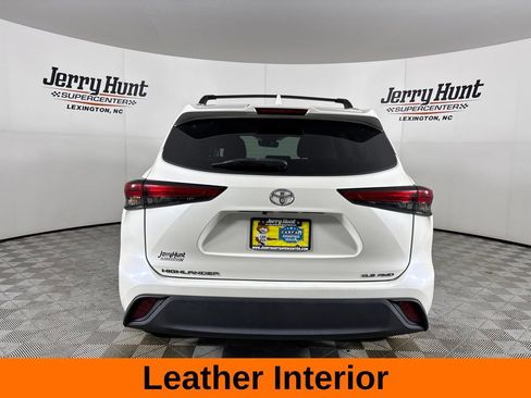 Used 2021 Toyota Highlander XLE AWD/4WD image 7