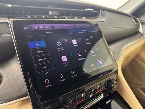 Used 2025 Jeep Grand Cherokee Limited w/ Luxury Tech Group II image 27