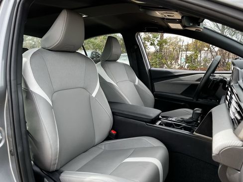 Used 2025 Toyota Camry SE w/ Convenience Package image 24