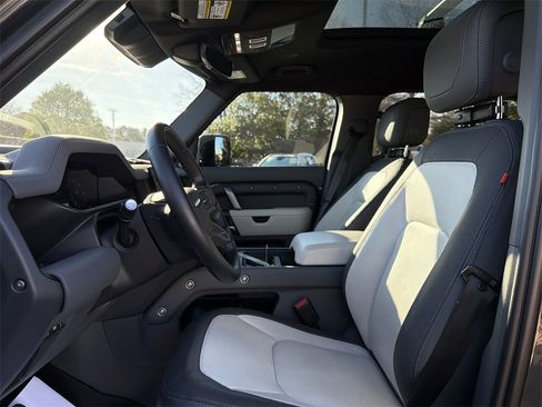 Used 2023 Land Rover Defender 130 X-Dynamic SE image 11