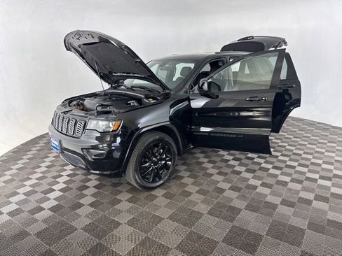 Used 2022 Jeep Grand Cherokee Laredo X AWD/4WD image 12