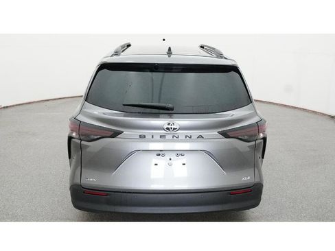 New 2026 Toyota Sienna XLE image 7