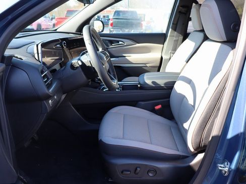 Used 2025 Chevrolet Traverse LT w/ Driver Confidence Package image 3