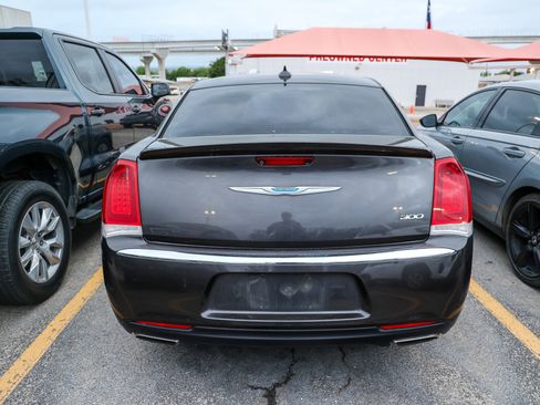 Used 2021 Chrysler 300 Touring w/ Driver Convenience Group image 9