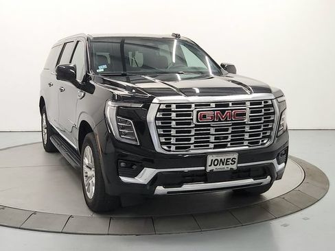 Used 2025 GMC Yukon XL Denali AWD/4WD image 3