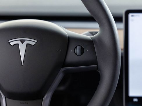 Used 2025 Tesla Model Y Long Range image 30