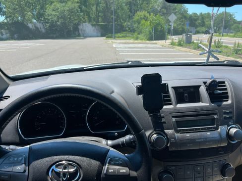 Used 2010 Toyota Highlander SE AWD/4WD image 10