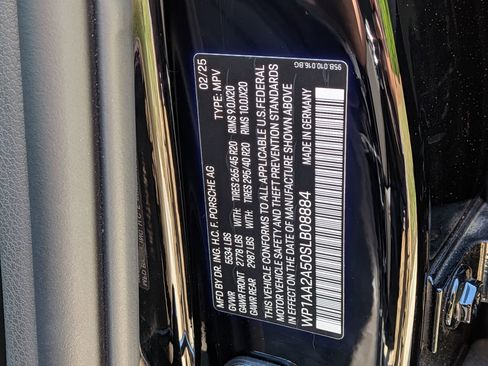 Certified 2025 Porsche Macan AWD/4WD image 38