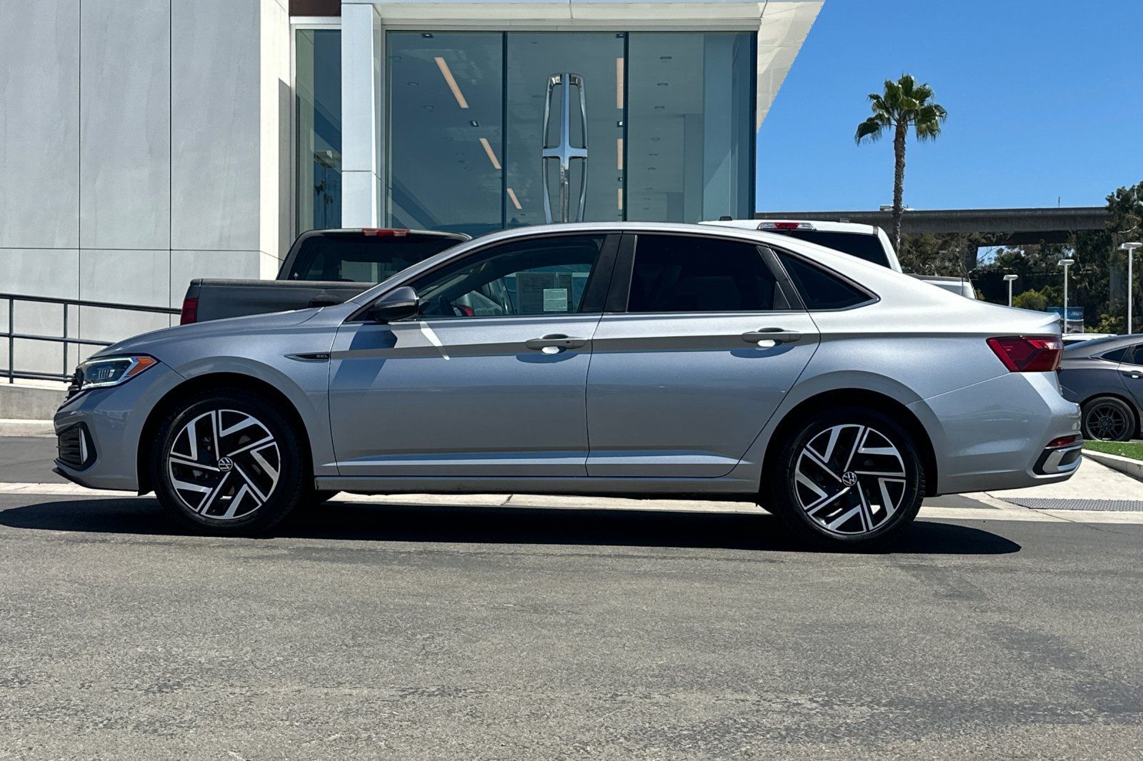Used 2023 Volkswagen Jetta SEL FWD image 6