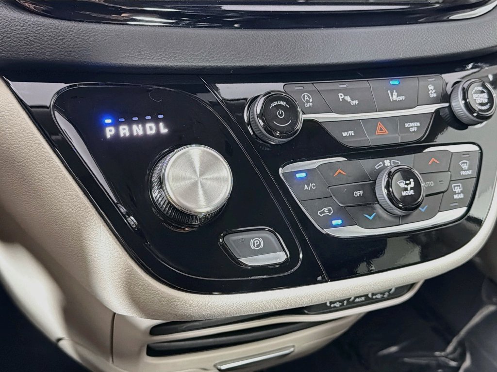 Used 2024 Chrysler Pacifica Touring-L FWD image 16