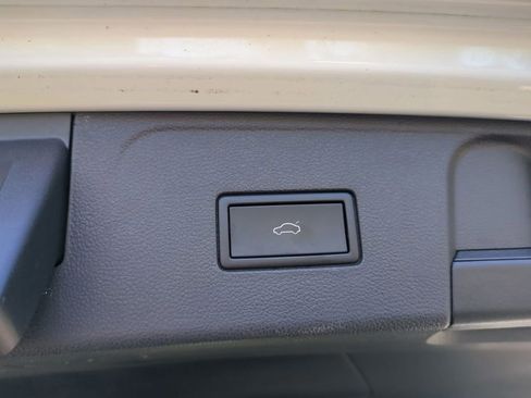 Used 2024 Volkswagen Atlas SE image 32