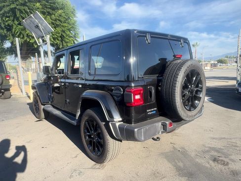 Used 2025 Jeep Wrangler Unlimited Sahara AWD/4WD image 3