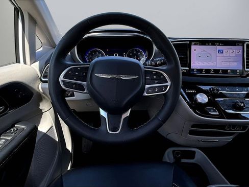 Certified 2024 Chrysler Pacifica Touring-L FWD image 11