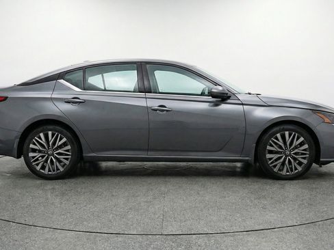 Used 2025 Nissan Altima 2.5 SV image 11