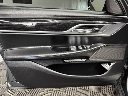 Used 2016 BMW 750i image 36