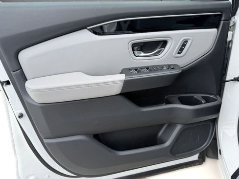 Used 2024 Honda Pilot Touring image 11