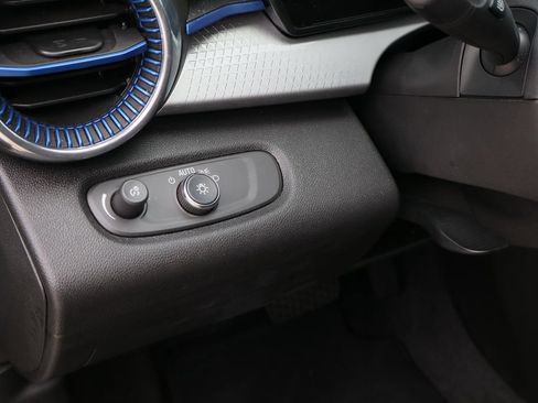 Used 2025 Chevrolet Trax LT FWD image 12