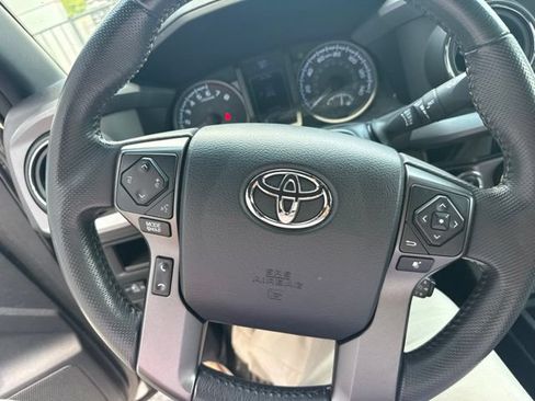 Used 2017 Toyota Tacoma TRD Sport w/ Tow Package (A/T) AWD/4WD image 11