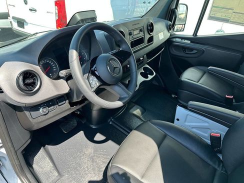 Used 2025 Mercedes-Benz Sprinter 2500 image 26