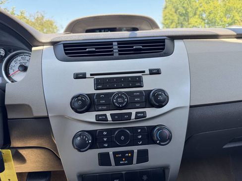 Used 2009 Ford Focus SE FWD image 16