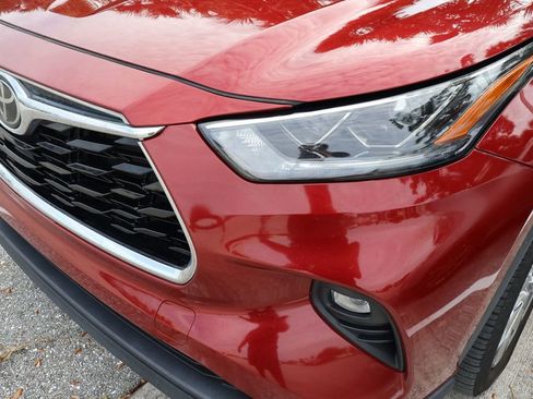 Used 2023 Toyota Highlander Limited FWD image 3