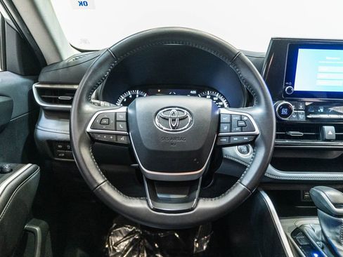Used 2024 Toyota Highlander LE AWD/4WD image 16