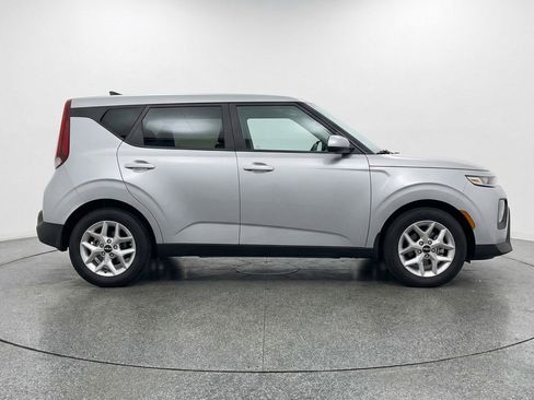 Used 2025 Kia Soul LX w/ LX Technology Package FWD image 11