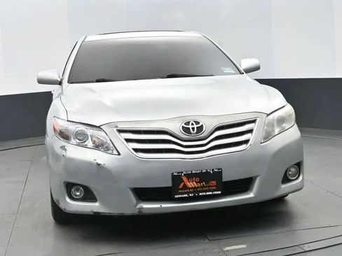 Used 2011 Toyota Camry XLE w/ SE/XLE Extra-Value Pkg image 3