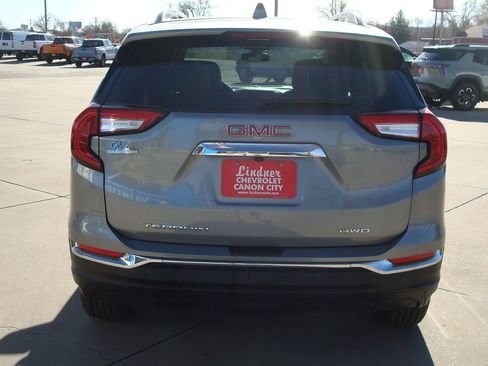 Used 2024 GMC Terrain SLT image 5