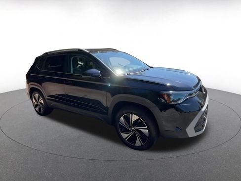 Used 2025 Volkswagen Taos SE image 2