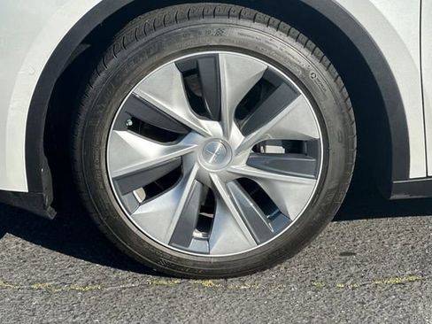 Used 2020 Tesla Model Y Long Range image 29