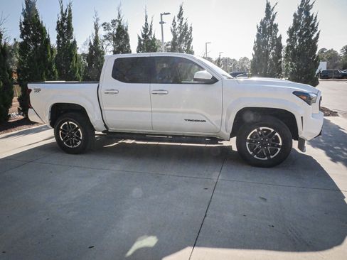 Used 2025 Toyota Tacoma TRD Sport image 11
