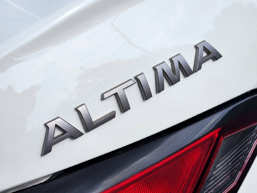 Used 2025 Nissan Altima 2.5 SV FWD image 12