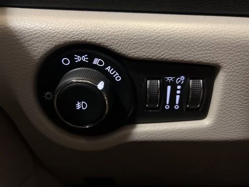 Used 2024 Chrysler Pacifica Limited FWD image 43
